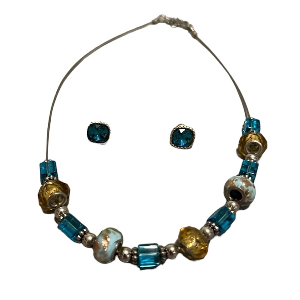 Pretty earrings & necklace set